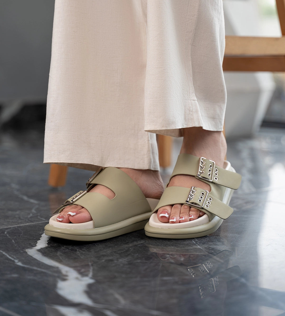 1080px_x_1200px_Slippers.webp