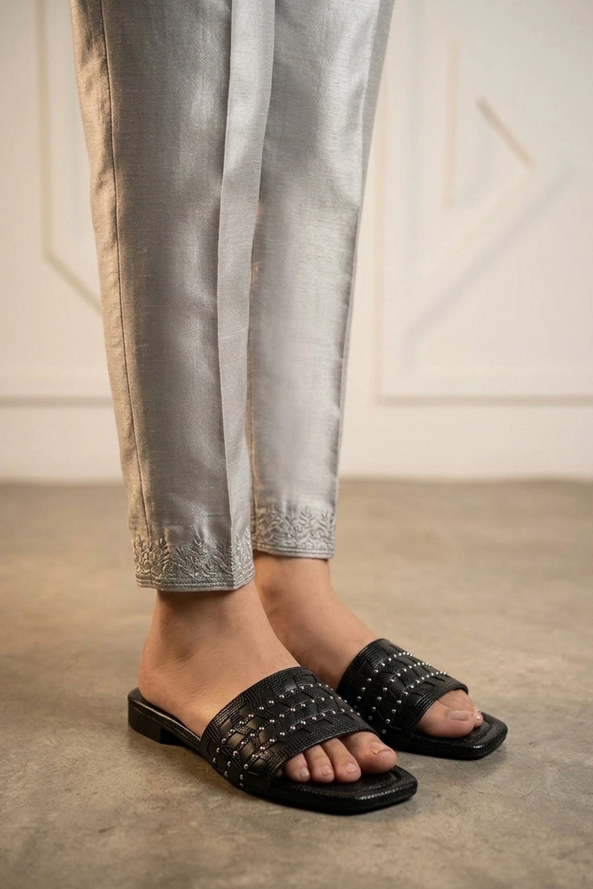 Womens Black Flat Fancy Slippers 0413186